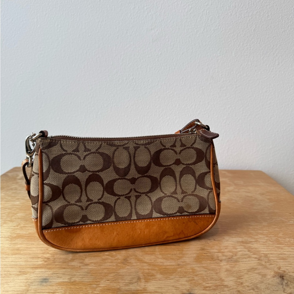 Brown Shoulder Bag with Patterned Fabric and Zipper Closure